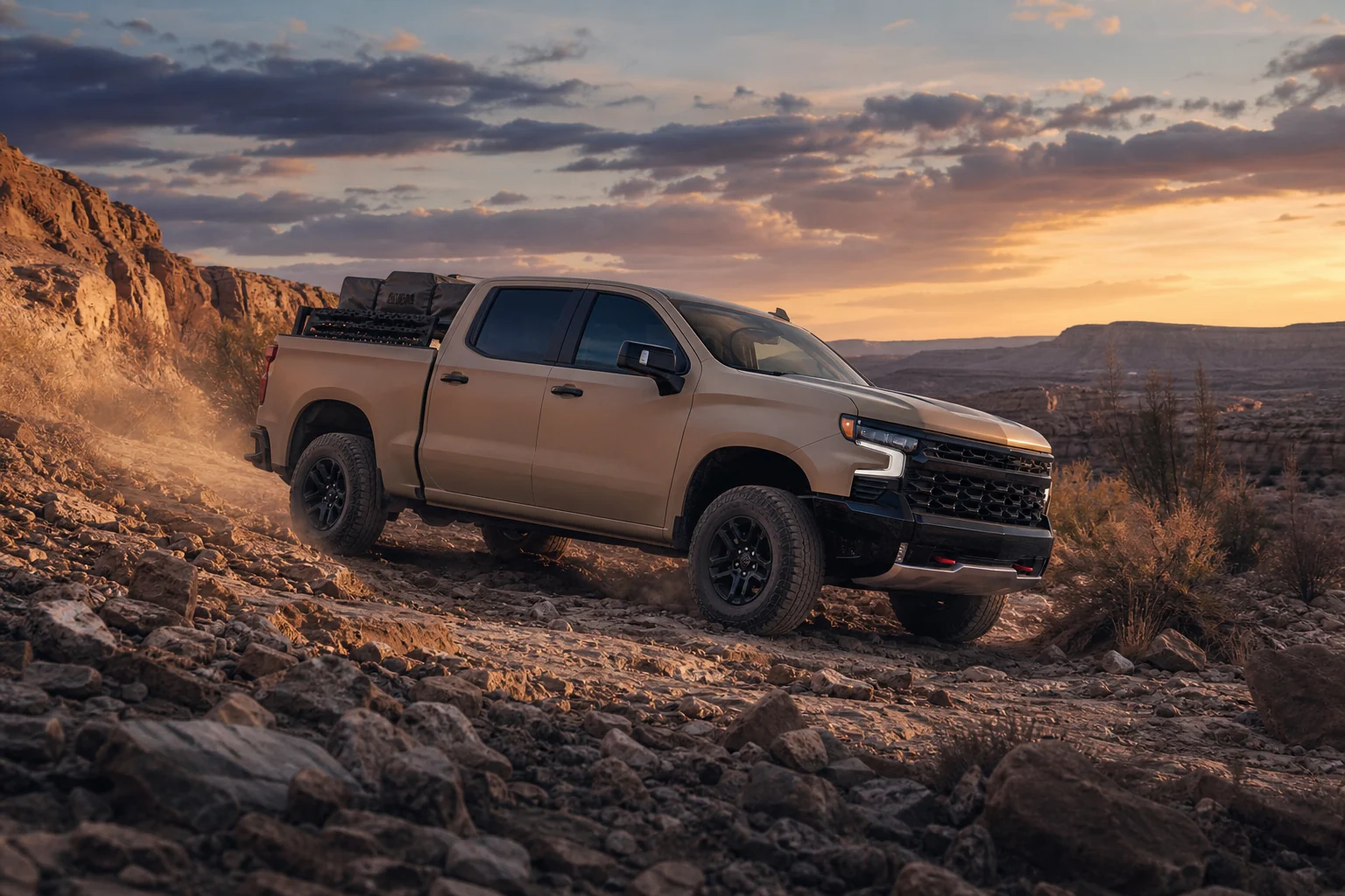 Chevrolet Silverado на каменистом пустынном спуске