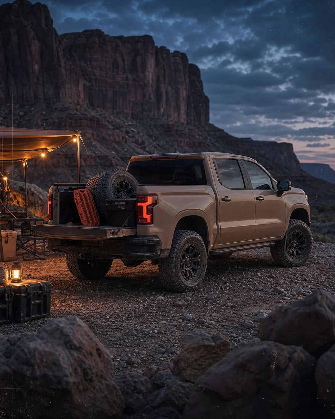 Chevrolet Silverado в пустынном лагере, вид сзади